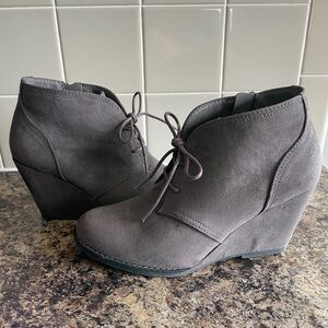 Universal Thread Wedge Ankle Booties Gray Faux Suede Lace Up
